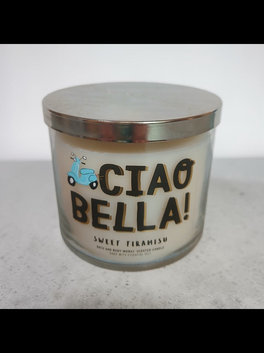 Bath & Body Works Ciao Bella! Sweet Tiramisu Candle - White with Gold Lid